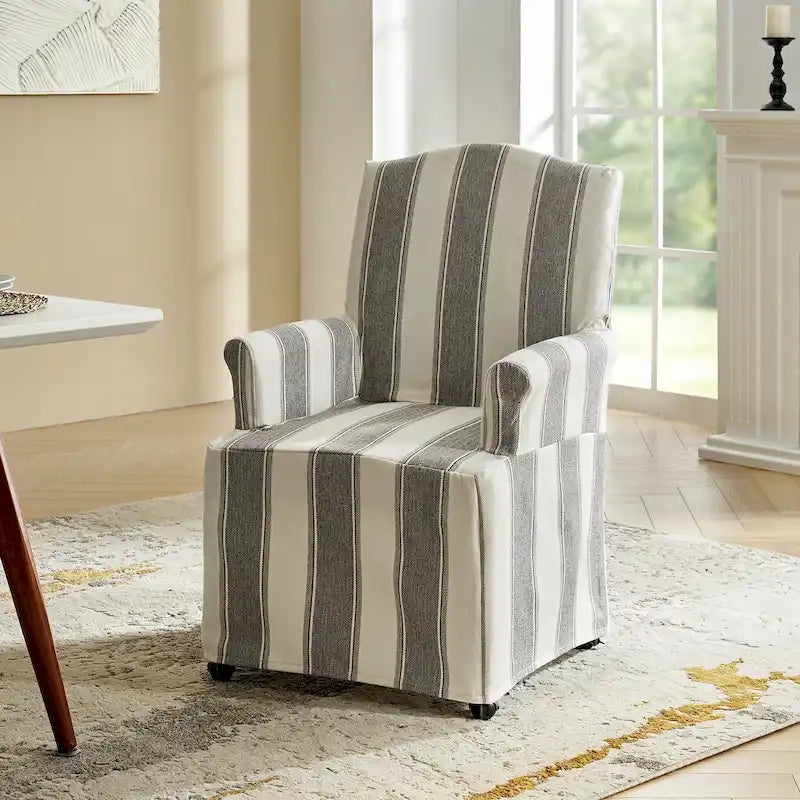 Le produit comprend des fauteuils rembourrés avec des pieds en bois massif.