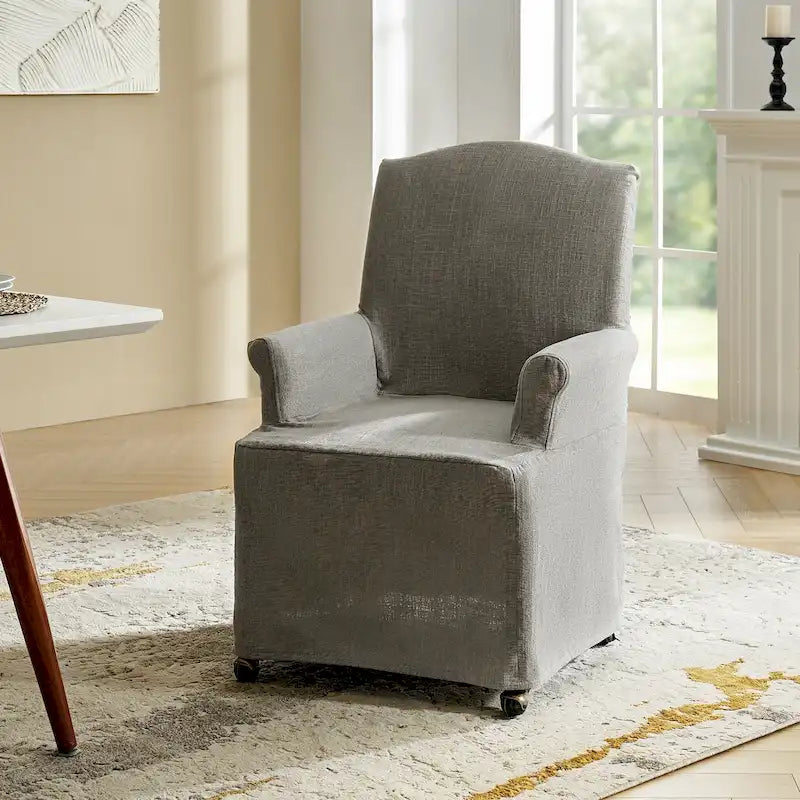 Le produit comprend des fauteuils rembourrés avec des pieds en bois massif.