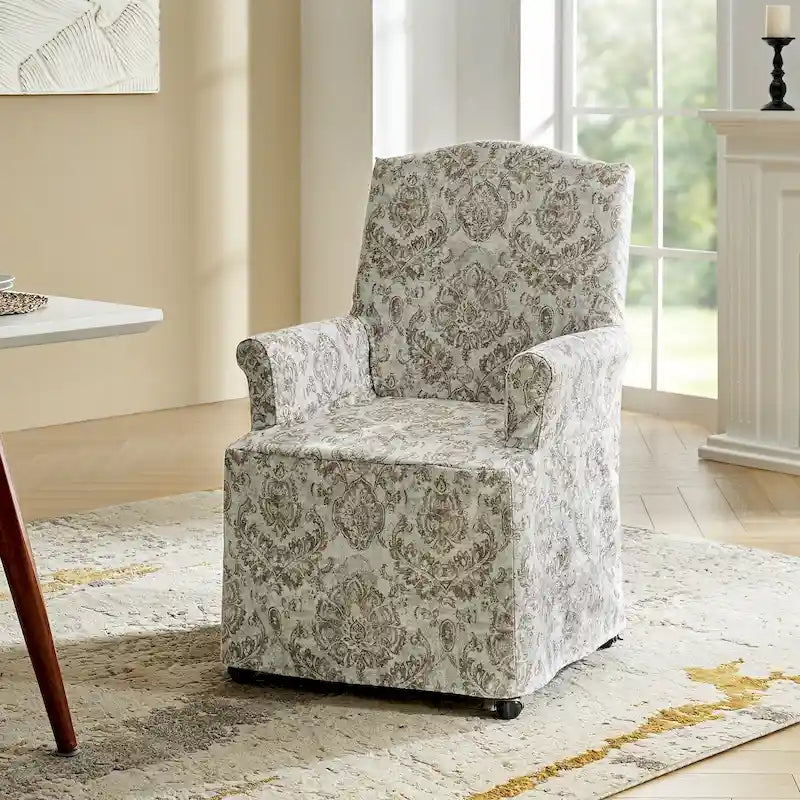 Le produit comprend des fauteuils rembourrés avec des pieds en bois massif.