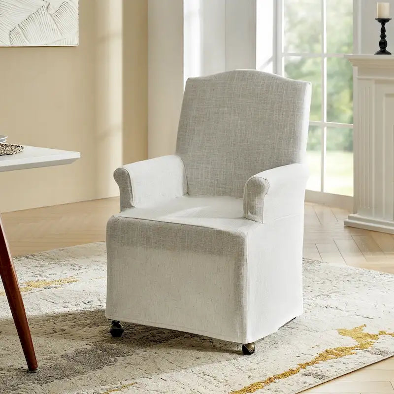 Le produit comprend des fauteuils rembourrés avec des pieds en bois massif.