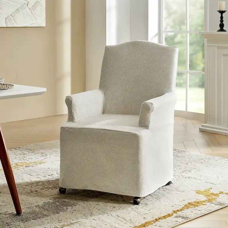 Le produit comprend des fauteuils rembourrés avec des pieds en bois massif.