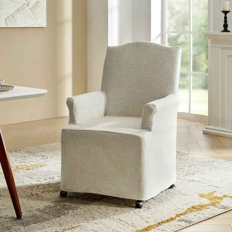 Le produit comprend des fauteuils rembourrés avec des pieds en bois massif.