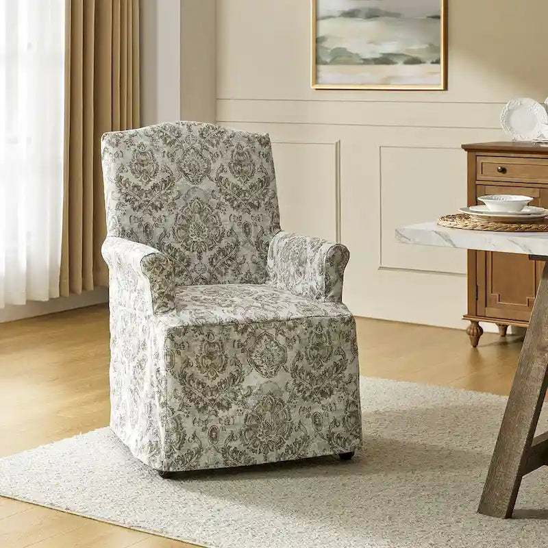 Le produit comprend des fauteuils rembourrés avec des pieds en bois massif.