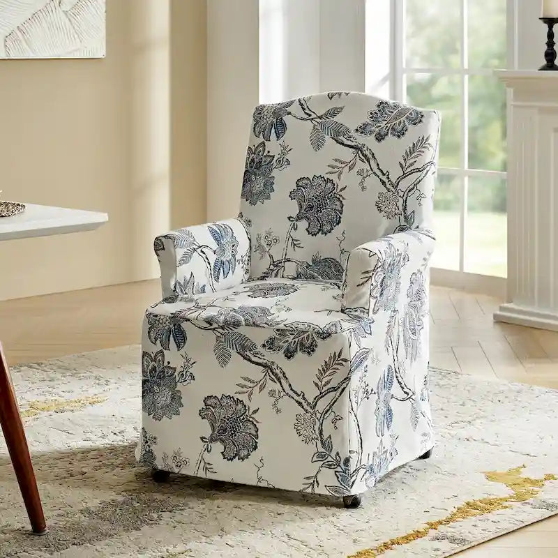 Le produit comprend des fauteuils rembourrés avec des pieds en bois massif.