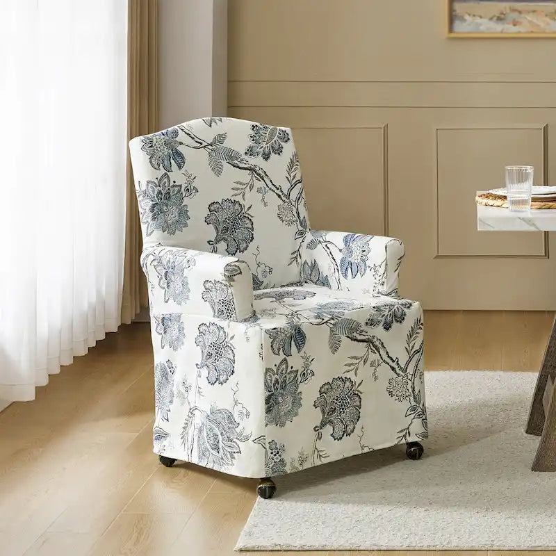 Le produit comprend des fauteuils rembourrés avec des pieds en bois massif.