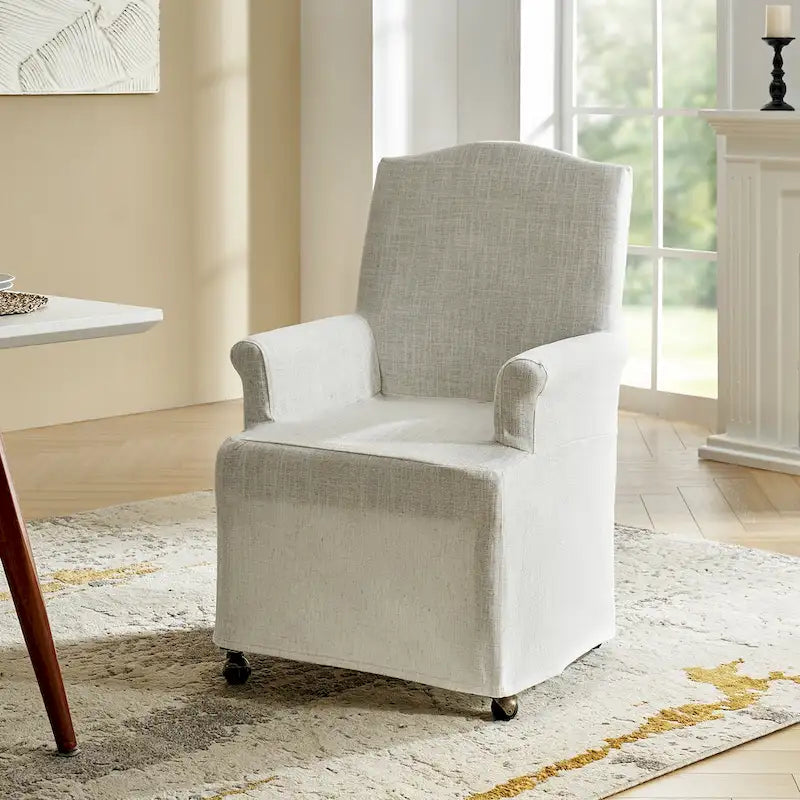 Le produit comprend des fauteuils rembourrés avec des pieds en bois massif.