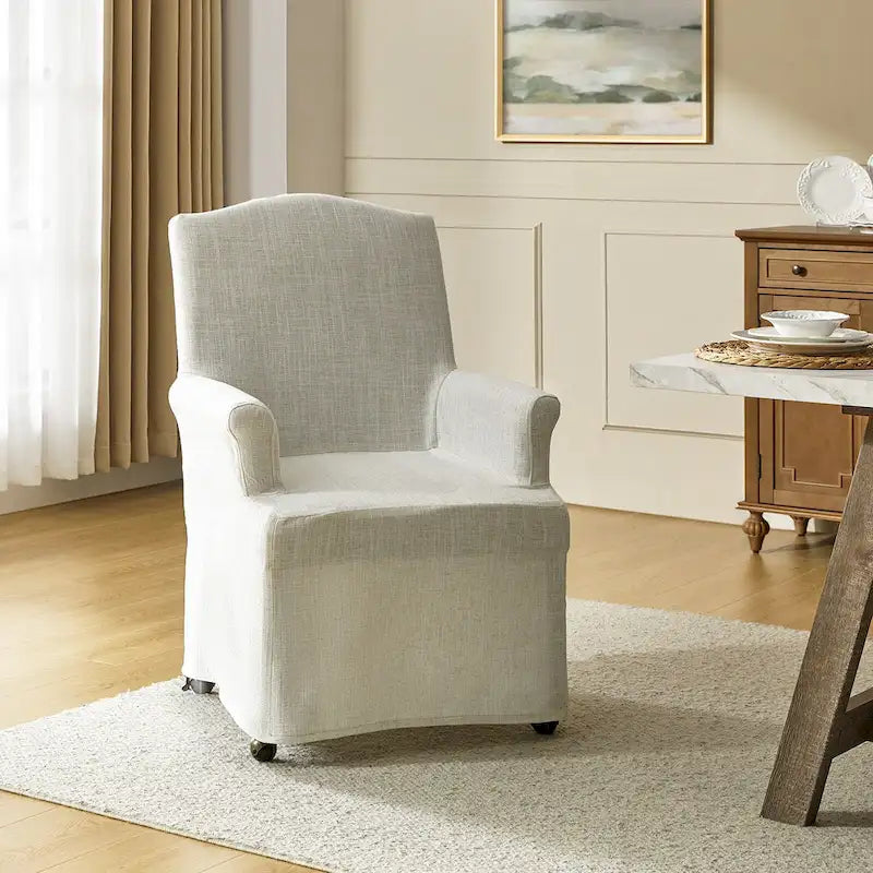 Le produit comprend des fauteuils rembourrés avec des pieds en bois massif.