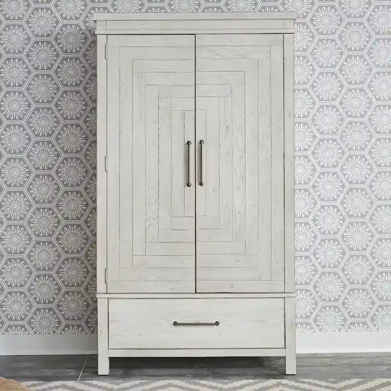 Armoire de style ferme moderne, blanche et patinée, trouvée au marché aux puces