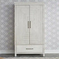 Armoire de style ferme moderne, blanche et patinée, trouvée au marché aux puces