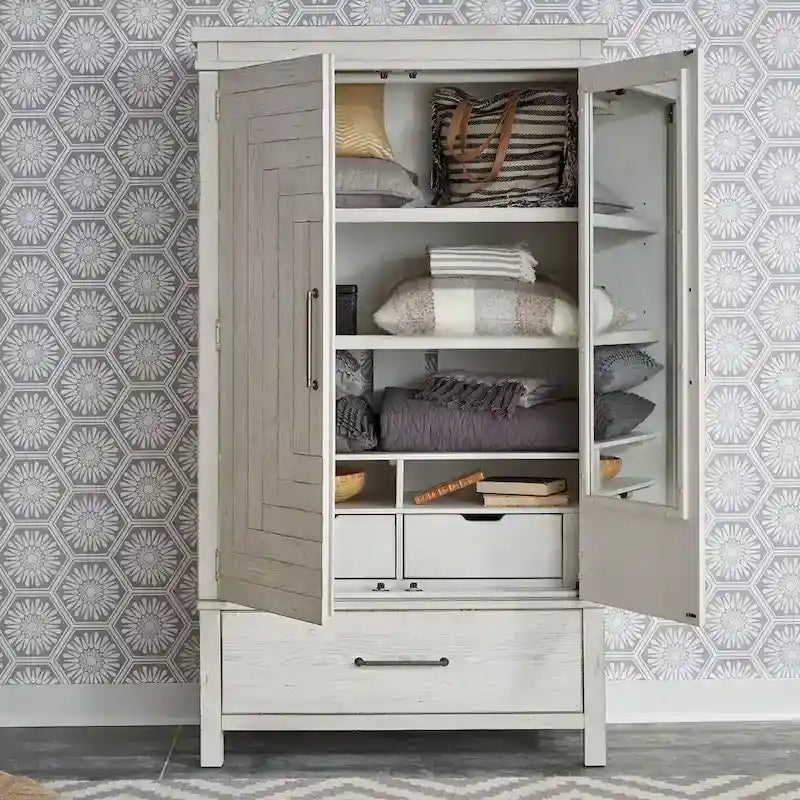 Armoire de style ferme moderne, blanche et patinée, trouvée au marché aux puces