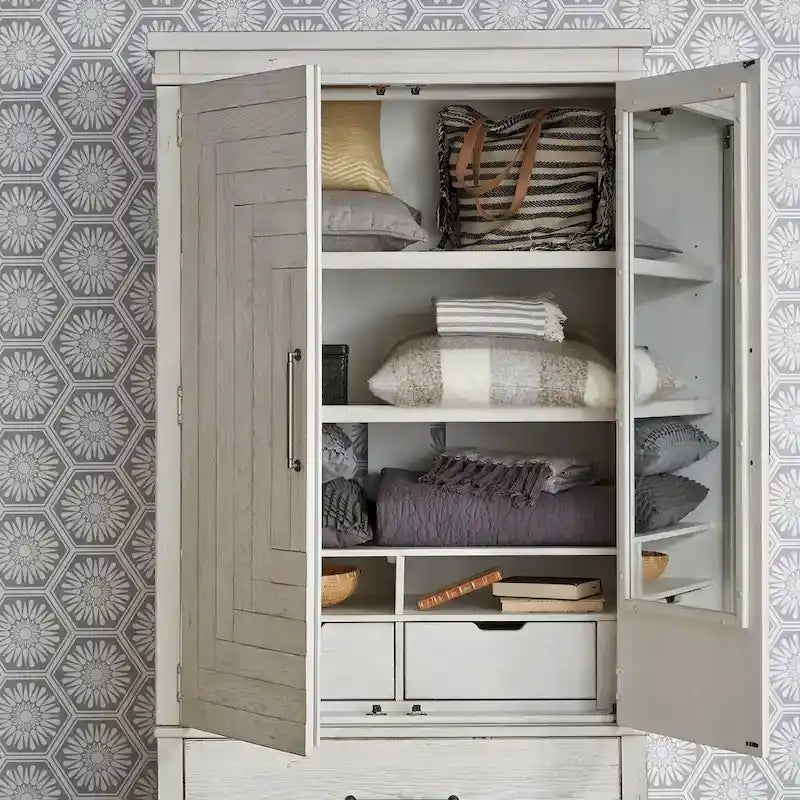 Armoire de style ferme moderne, blanche et patinée, trouvée au marché aux puces