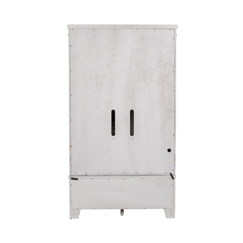 Armoire de style ferme moderne, blanche et patinée, trouvée au marché aux puces