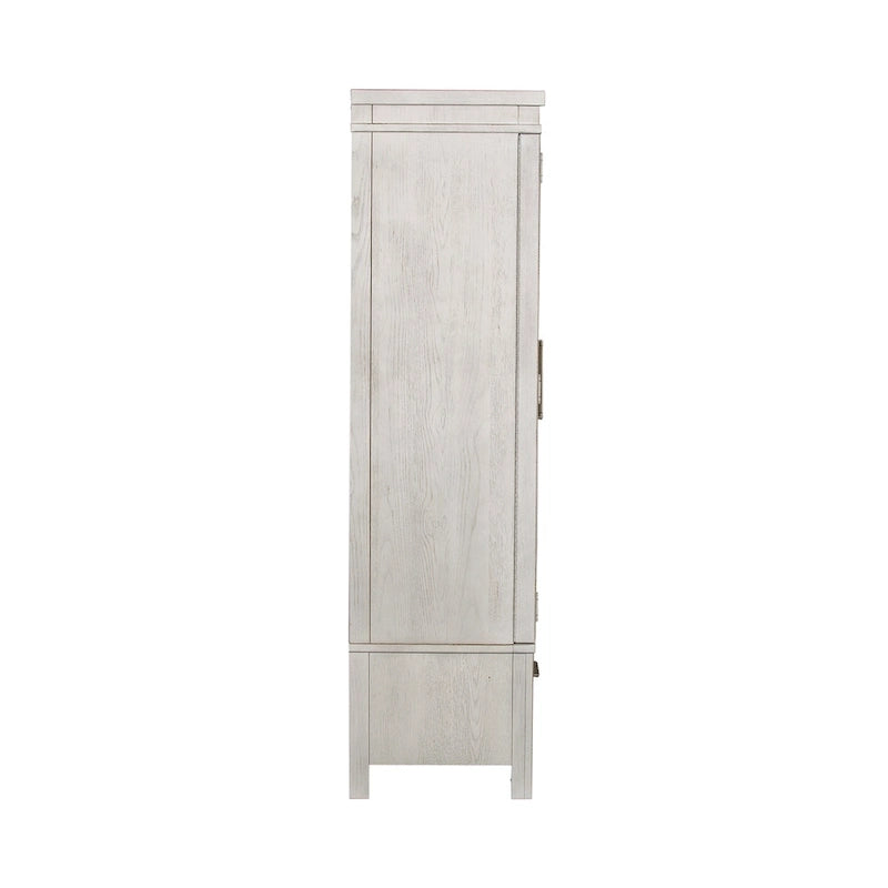 Armoire de style ferme moderne, blanche et patinée, trouvée au marché aux puces