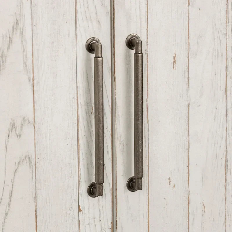 Armoire de style ferme moderne, blanche et patinée, trouvée au marché aux puces