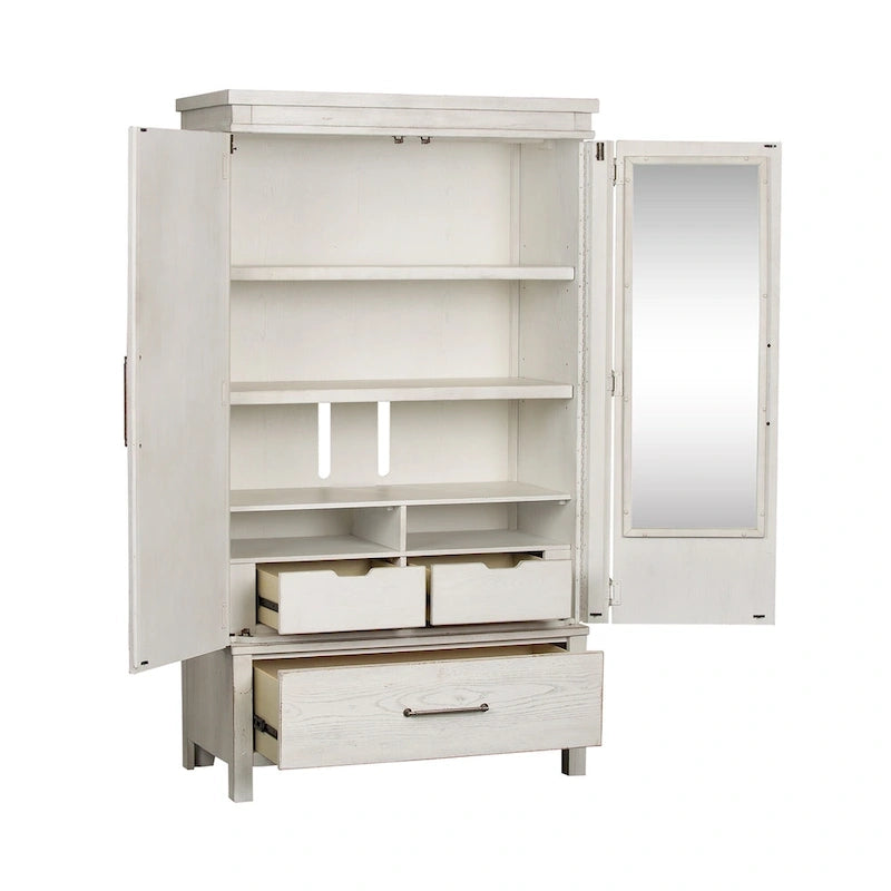 Armoire de style ferme moderne, blanche et patinée, trouvée au marché aux puces