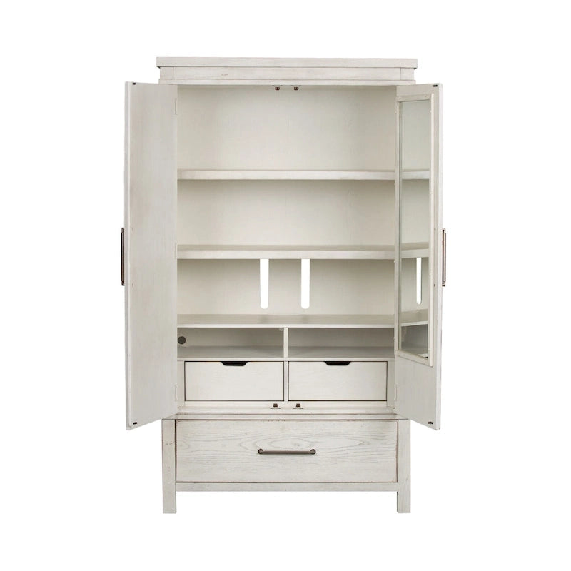Armoire de style ferme moderne, blanche et patinée, trouvée au marché aux puces