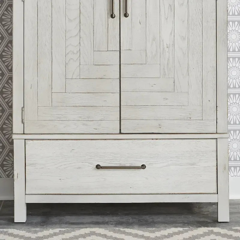 Armoire de style ferme moderne, blanche et patinée, trouvée au marché aux puces
